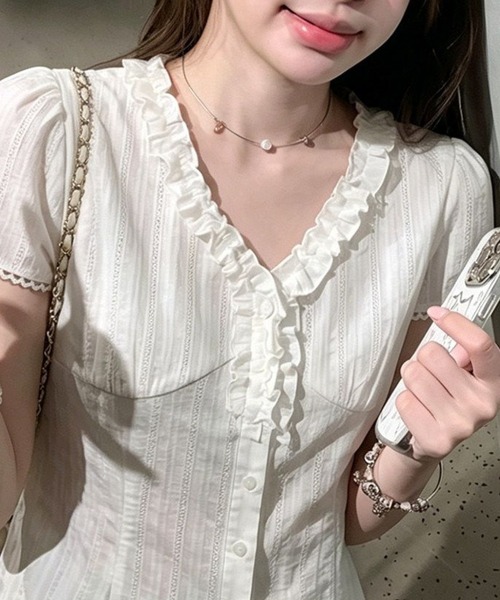 AMAJI(アマジ)の「ラッフルフリル Vネック ジャガード ウエストマーク 半袖シャツ(シャツ/ブラウス・レディース・ホワイト・LARGE/MEDIUM/SMALL/X-LARGE)」の2枚目の写真