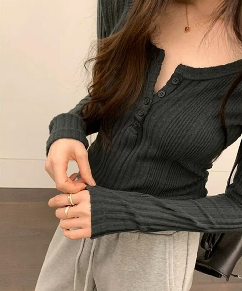 SEU(エスイーユー)の「韓国風リブカットソー 長袖トップス/ヘンリーネック&ハーフボタンデザイン ボタン トップス ヘンリーネックリブニットソー 【オフィスカジュアル】【きれいめカジュアル】(Tシャツ/カットソー・レディース・チャコール/スモークピンク/ベージュ/ネイビー・フリー)」の10枚目の写真