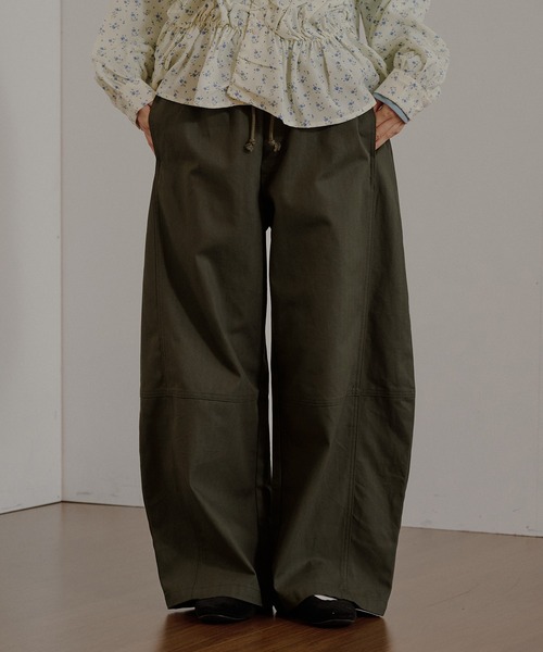MUHET（ミュエータ）の「assorted wide cargo easy pants / アソートワイドカーゴイージーパンツ（カーゴパンツ・レディース・ブラック/アイボリー/ブラウン/カーキ・LARGE/MEDIUM/SMALL）」の4枚目の写真