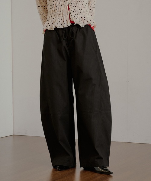 MUHET（ミュエータ）の「assorted wide cargo easy pants / アソートワイドカーゴイージーパンツ（カーゴパンツ・レディース・ブラック/アイボリー/ブラウン/カーキ・LARGE/MEDIUM/SMALL）」の2枚目の写真