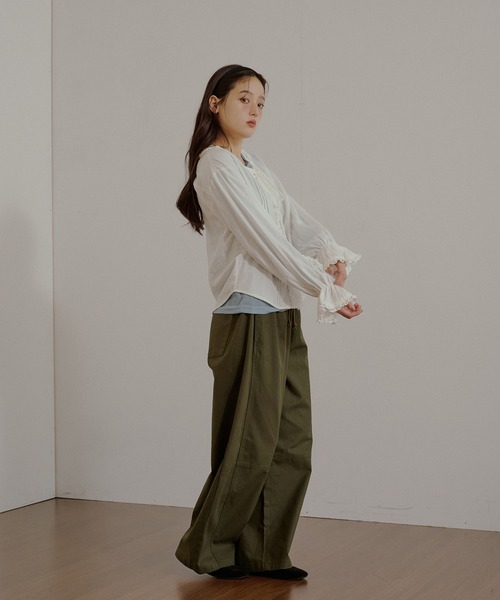 MUHET（ミュエータ）の「assorted wide cargo easy pants / アソートワイドカーゴイージーパンツ（カーゴパンツ・レディース・ブラック/アイボリー/ブラウン/カーキ・LARGE/MEDIUM/SMALL）」の20枚目の写真