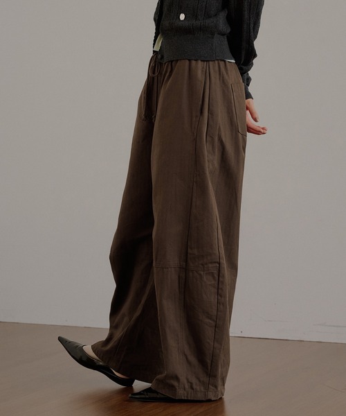 MUHET（ミュエータ）の「assorted wide cargo easy pants / アソートワイドカーゴイージーパンツ（カーゴパンツ・レディース・ブラック/アイボリー/ブラウン/カーキ・LARGE/MEDIUM/SMALL）」の8枚目の写真