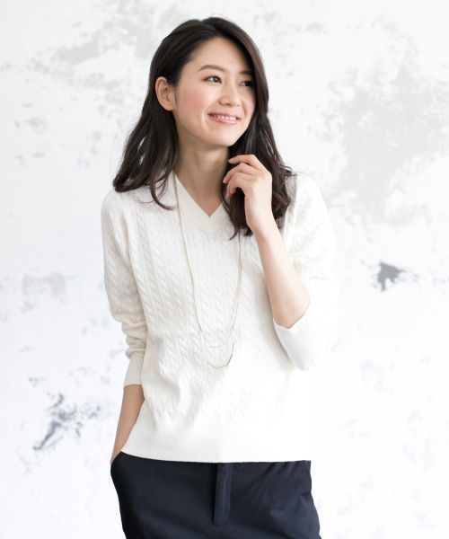 GLOBAL WORK（グローバルワーク）の「【洗えるニット】14ゲージコットンカシミヤケーブルVプルオーバー/719926（ニット/セーター・レディース・ネイビー/ホワイト/ブラウン/グレー・SMALL/LARGE/MEDIUM）」の2枚目の写真