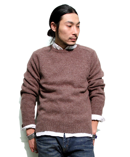 BEAMS PLUS(ビームスプラス)の「BEAMS PLUS / クルーネックニット(ニット/セーター・メンズ・グレー/ライトブラウン/グリーン/ネイビー/パープル/イエロー/ピンク/ローズ・SMALL/MEDIUM/LARGE/X-LARGE)」の3枚目の写真