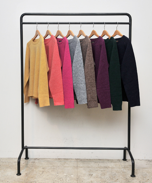 BEAMS PLUS(ビームスプラス)の「BEAMS PLUS / クルーネックニット(ニット/セーター・メンズ・グレー/ライトブラウン/グリーン/ネイビー/パープル/イエロー/ピンク/ローズ・SMALL/MEDIUM/LARGE/X-LARGE)」の9枚目の写真