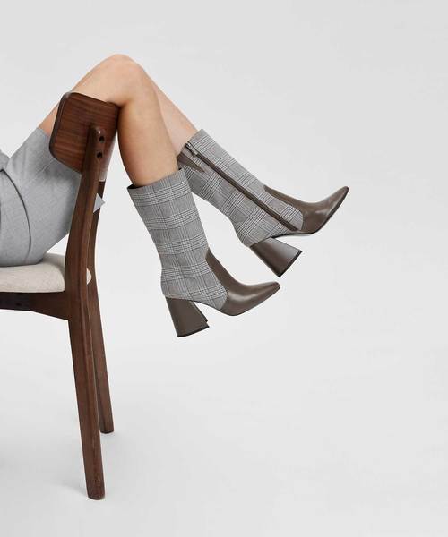 CHARLES & KEITH(チャールズ & キース)の「スクエアトブロックヒールブーツ / SQUARE TOE BLOCK HEEL BOOTS(ブーツ・レディース・ブラック/オリーブ・22.5cm/23cm/23.5cm/24.5cm/25cm)」の8枚目の写真