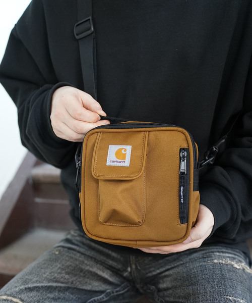 styles（スタイルス）の「【CARHARTT WIP】 ESSENTIALS BAG T006285（ショルダーバッグ・メンズ・ブラック/ブラウン/レッド・ONE SIZE）」の2枚目の写真