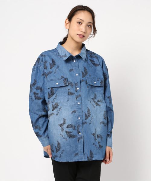 GGD（ジージーディー）の「Roger&Raw/デニム羽根プリント３WAYシャツ（シャツ/ブラウス・レディース・サックスブルー/ブルー・M）」の2枚目の写真