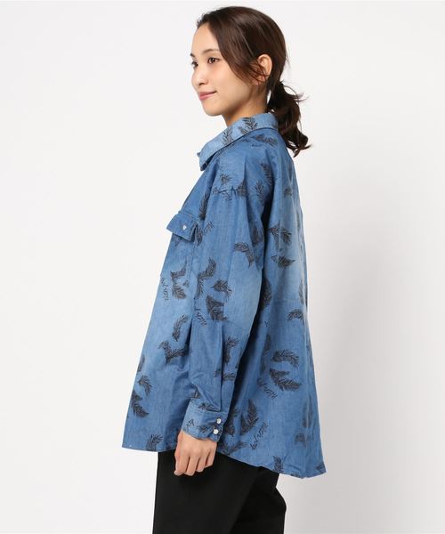 GGD（ジージーディー）の「Roger&Raw/デニム羽根プリント３WAYシャツ（シャツ/ブラウス・レディース・サックスブルー/ブルー・M）」の3枚目の写真