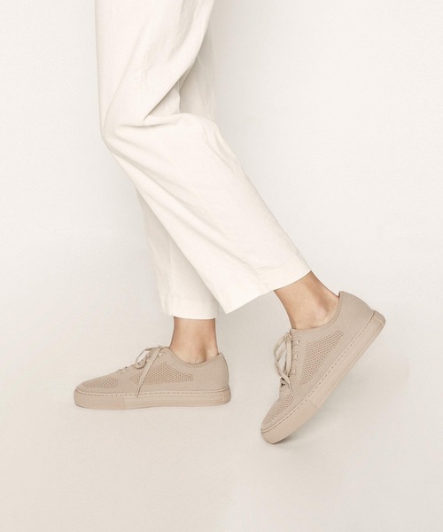 CHARLES & KEITH(チャールズ & キース)の「ニットレースアップ スニーカー / Knitted Lace-Up Sneakers(スニーカー・レディース・ブラック/アイボリー・22.5cm/23cm/23.5cm/24.5cm/25cm/25.5cm)」の7枚目の写真