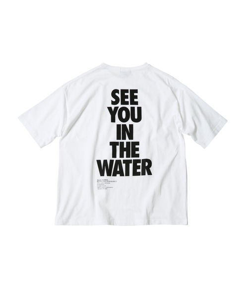 MAGIC NUMBER（マジック ナンバー）の「【MAGIC NUMBER】SEE YOU IN THE WATER S/S TEE（Tシャツ/カットソー・メンズ・ホワイト×グリーン/ホワイト×ブラック/ホワイト×ブルー/ホワイト×ピンク・MEDIUM/X-LARGE/LARGE）」の3枚目の写真
