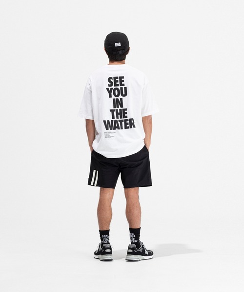 MAGIC NUMBER（マジック ナンバー）の「【MAGIC NUMBER】SEE YOU IN THE WATER S/S TEE（Tシャツ/カットソー・メンズ・ホワイト×グリーン/ホワイト×ブラック/ホワイト×ブルー/ホワイト×ピンク・MEDIUM/X-LARGE/LARGE）」の14枚目の写真