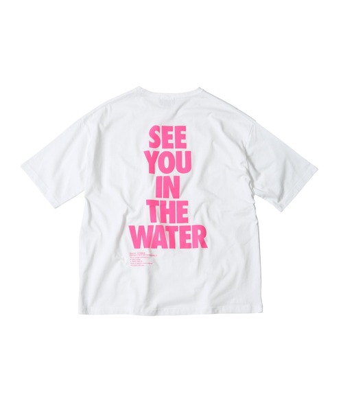 MAGIC NUMBER（マジック ナンバー）の「【MAGIC NUMBER】SEE YOU IN THE WATER S/S TEE（Tシャツ/カットソー・メンズ・ホワイト×グリーン/ホワイト×ブラック/ホワイト×ブルー/ホワイト×ピンク・MEDIUM/X-LARGE/LARGE）」の7枚目の写真