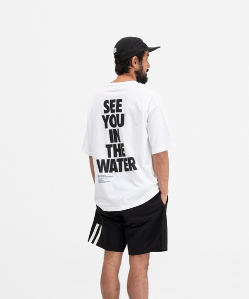 MAGIC NUMBER（マジック ナンバー）の「【MAGIC NUMBER】SEE YOU IN THE WATER S/S TEE（Tシャツ/カットソー・メンズ・ホワイト×グリーン/ホワイト×ブラック/ホワイト×ブルー/ホワイト×ピンク・MEDIUM/X-LARGE/LARGE）」の10枚目の写真