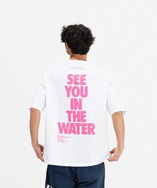 MAGIC NUMBER（マジック ナンバー）の「【MAGIC NUMBER】SEE YOU IN THE WATER S/S TEE（Tシャツ/カットソー・メンズ・ホワイト×グリーン/ホワイト×ブラック/ホワイト×ブルー/ホワイト×ピンク・MEDIUM/X-LARGE/LARGE）」の8枚目の写真