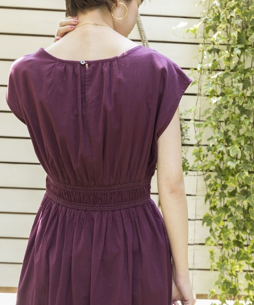 URBAN RESEARCH（アーバンリサーチ）の「ウエストスモッキングノースリワンピース（ワンピース・レディース・ブラック/ライトカーキ/パープル系その他/ブルー系その他/ライトブラウン・FREE）」の7枚目の写真