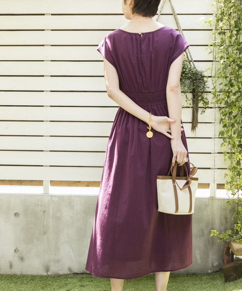 URBAN RESEARCH（アーバンリサーチ）の「ウエストスモッキングノースリワンピース（ワンピース・レディース・ブラック/ライトカーキ/パープル系その他/ブルー系その他/ライトブラウン・FREE）」の8枚目の写真