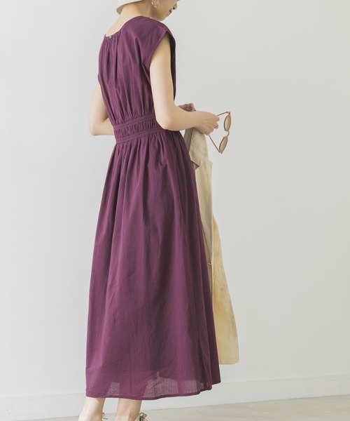 URBAN RESEARCH（アーバンリサーチ）の「ウエストスモッキングノースリワンピース（ワンピース・レディース・ブラック/ライトカーキ/パープル系その他/ブルー系その他/ライトブラウン・FREE）」の12枚目の写真