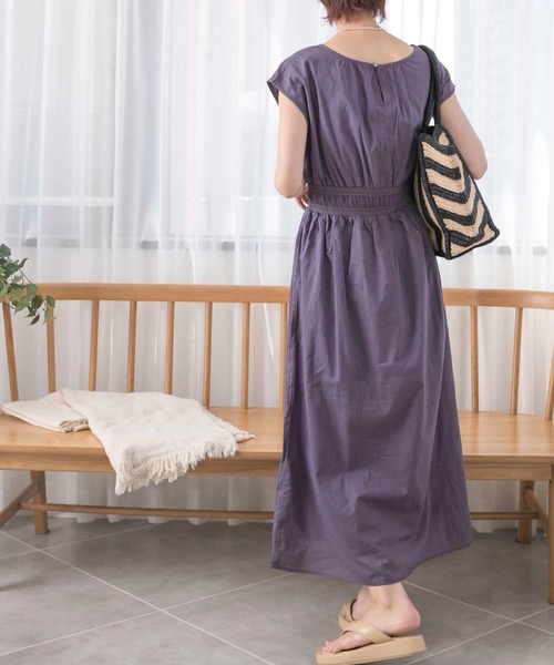 URBAN RESEARCH（アーバンリサーチ）の「ウエストスモッキングノースリワンピース（ワンピース・レディース・ブラック/ライトカーキ/パープル系その他/ブルー系その他/ライトブラウン・FREE）」の21枚目の写真