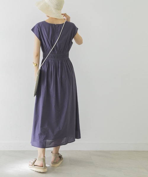 URBAN RESEARCH（アーバンリサーチ）の「ウエストスモッキングノースリワンピース（ワンピース・レディース・ブラック/ライトカーキ/パープル系その他/ブルー系その他/ライトブラウン・FREE）」の22枚目の写真