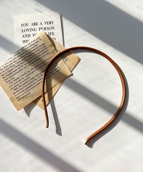 CEMONEMO（セモネモ）の「シンプル レザー 細カチューシャ（カチューシャ・レディース・ブラック/ベージュ/キャメル/オレンジ/アイボリー・FREE）」の5枚目の写真