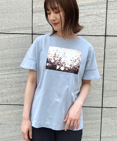 AIMER（エメ）の「フラワープリントTシャツ（Tシャツ/カットソー・レディース・オフホワイト/サックスブルー/ピンク・MEDIUM）」の2枚目の写真