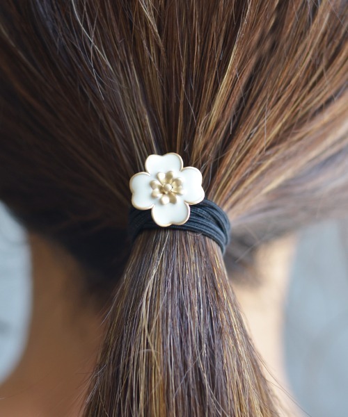 Fun & Daily（ファンアンドデイリー）の「F&D : レトロフラワーヘアゴム（ヘアゴム・レディース・ホワイト/ブラック・FREE）」の5枚目の写真