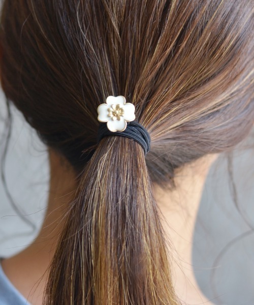 Fun & Daily（ファンアンドデイリー）の「F&D : レトロフラワーヘアゴム（ヘアゴム・レディース・ホワイト/ブラック・FREE）」の4枚目の写真