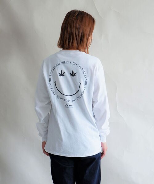 MANASTASH（マナスタッシュ）の「MANASTASH/マナスタッシュ　W's LEAF SMILE L/S TEE　ウィメンズリーフスマイルロングスリーブティー（Tシャツ/カットソー・レディース・ホワイト/サンドベージュ/ブラック・MEDIUM）」の2枚目の写真