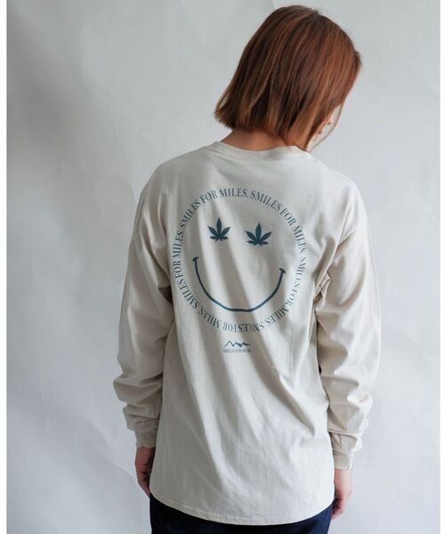 MANASTASH（マナスタッシュ）の「MANASTASH/マナスタッシュ　W's LEAF SMILE L/S TEE　ウィメンズリーフスマイルロングスリーブティー（Tシャツ/カットソー・レディース・ホワイト/サンドベージュ/ブラック・MEDIUM）」の3枚目の写真