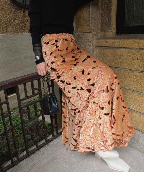 Ameri（アメリ）の「UND RENEE VELOUR CUTWORK SKIRT（スカート・レディース・ブラック/オレンジ/グリーン・SMALL/MEDIUM）」の8枚目の写真
