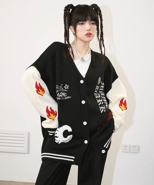 MAMC（エムエーエムシー）の「A'GEM/9 × .kom『MAMC/エムエーエムエーシー』ワッペン刺繍 スタジャン風 カーディガン（カーディガン/ボレロ・メンズ・ブラック/レッド・L）」の2枚目の写真