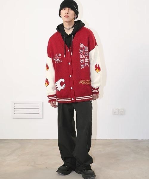 MAMC（エムエーエムシー）の「A'GEM/9 × .kom『MAMC/エムエーエムエーシー』ワッペン刺繍 スタジャン風 カーディガン（カーディガン/ボレロ・メンズ・ブラック/レッド・L）」の15枚目の写真