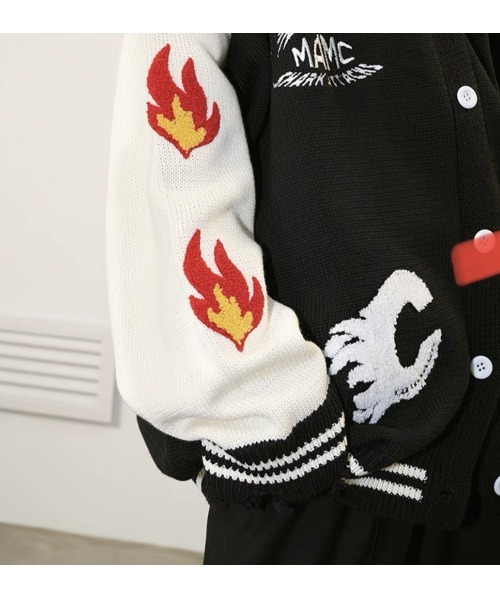 MAMC（エムエーエムシー）の「A'GEM/9 × .kom『MAMC/エムエーエムエーシー』ワッペン刺繍 スタジャン風 カーディガン（カーディガン/ボレロ・メンズ・ブラック/レッド・L）」の16枚目の写真