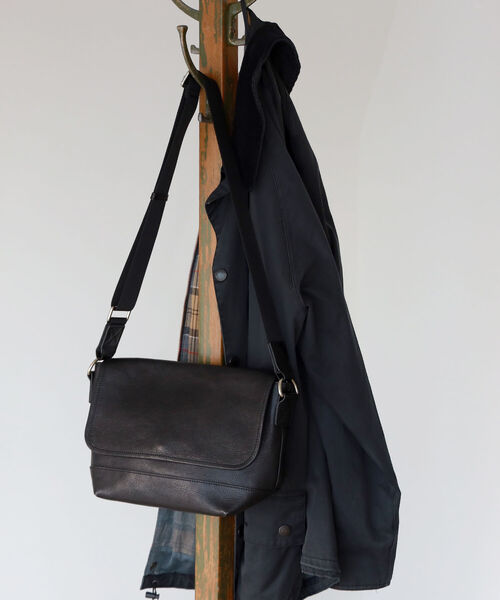 B:MING by BEAMS(ビーミングバイビームス)の「B:MING by BEAMS / レザー ショルダーバッグ(ショルダーバッグ・メンズ・ブラック/ブラウン・ONE SIZE)」の2枚目の写真