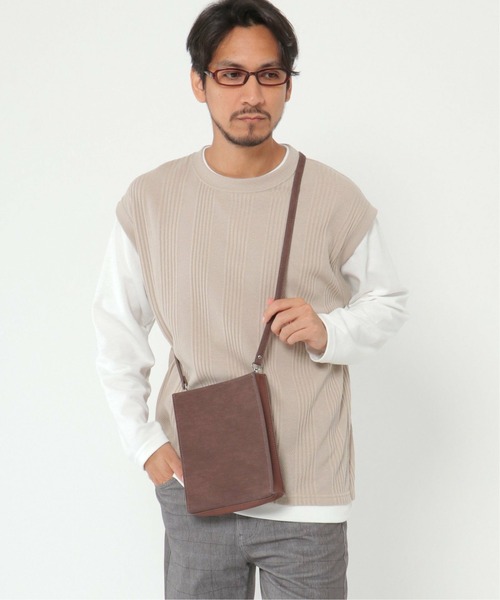 ikka(イッカ)の「フェイクレザー縦型ミニショルダーバッグ(ショルダーバッグ・メンズ・グレー/ブラック/ブラウン・FREE)」の3枚目の写真