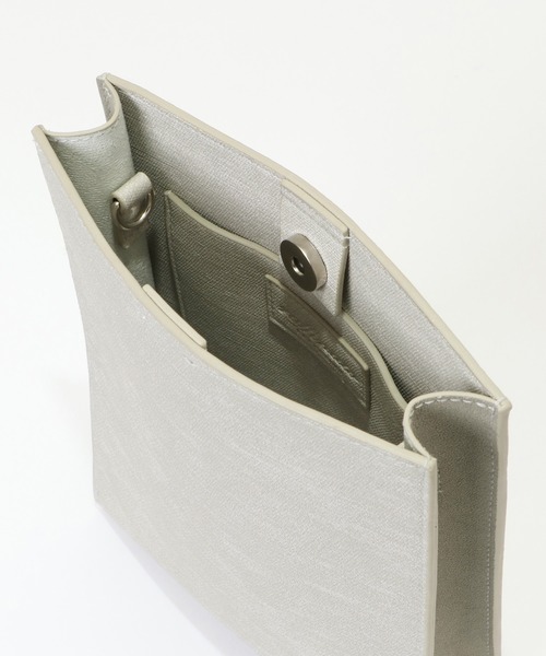 ikka(イッカ)の「フェイクレザー縦型ミニショルダーバッグ(ショルダーバッグ・メンズ・グレー/ブラック/ブラウン・FREE)」の16枚目の写真