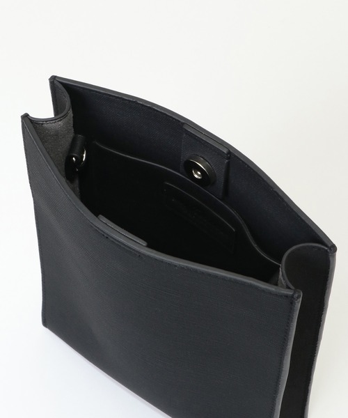 ikka(イッカ)の「フェイクレザー縦型ミニショルダーバッグ(ショルダーバッグ・メンズ・グレー/ブラック/ブラウン・FREE)」の7枚目の写真