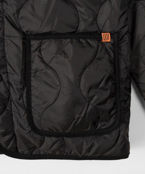UNIVERSAL OVERALL(ユニバーサルオーバーオール)の「【UNIVERSAL OVERALL/ユニバーサルオーバーオール】 キルティング Vネック パイピング ジャケット/ QUILT BLOUSON(ナイロンジャケット・メンズ・ブラック/オリーブ/オフホワイト・M/L/XL)」の7枚目の写真