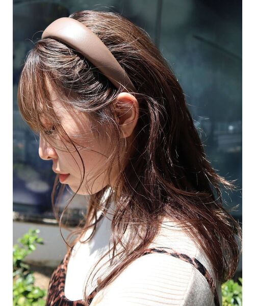 EVRIS（エヴリス）の「エコレザーカチューシャ（カチューシャ・レディース・アイボリー/ブラック/ベージュ・FREE）」の3枚目の写真