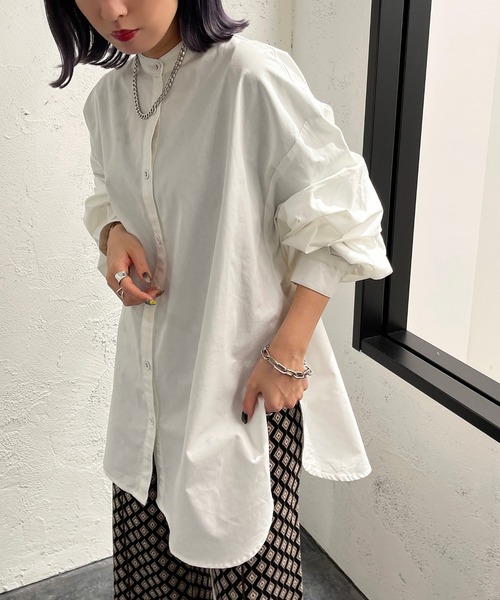 apres jour mignon(アプレジュールミニョン)の「スリット入りバンドカラーシャツ【ZOZOTOWN限定アイテム】(シャツ/ブラウス・レディース・オフホワイト/グレイッシュベージュ/ブラック・フリー/X-LARGE)」の2枚目の写真
