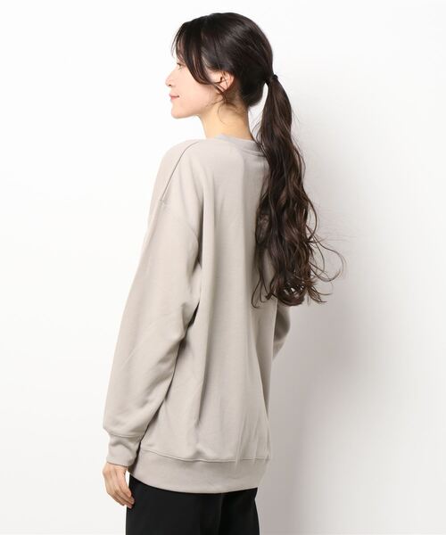 ACCOMMODE（アコモデ）の「ルーニー・テューンズ /ポンチBIGクルートレーナー（ウィメンズ）（スウェット・レディース・ベージュ/ネイビー・L）」の5枚目の写真