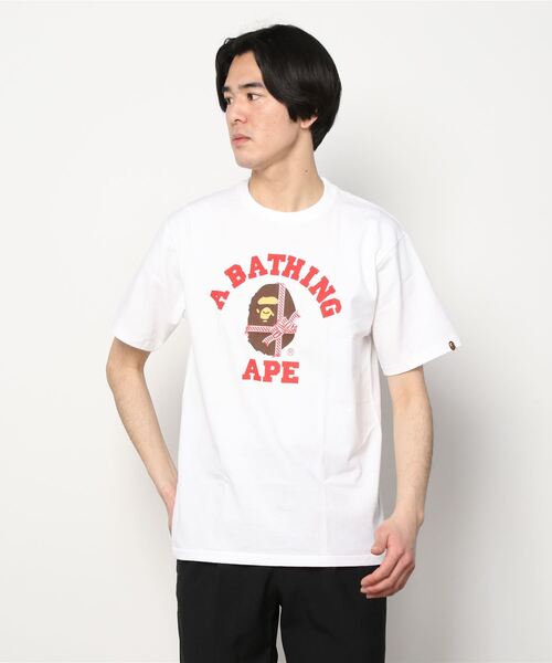 A BATHING APE(アベイシングエイプ)の「CHRISTMAS COLLEGE TEE M(Tシャツ/カットソー・メンズ・ホワイト×レッド/ホワイト×グリーン・SMALL/MEDIUM/LARGE/X-LARGE/XX-LARGE/XXX-LARGE)」の3枚目の写真