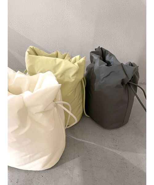 Ungrid（アングリッド）の「中綿巾着バッグ（ハンドバッグ・レディース・アイボリー/チャコールグレー/グリーン系その他・FREE）」の4枚目の写真