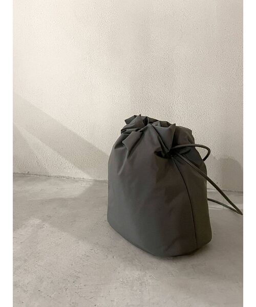 Ungrid（アングリッド）の「中綿巾着バッグ（ハンドバッグ・レディース・アイボリー/チャコールグレー/グリーン系その他・FREE）」の8枚目の写真