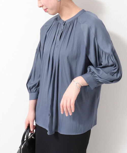 NOLLEY’S（ノーリーズ）の「◇【WEB限定】割繊シャンブレーブラウス（シャツ/ブラウス・レディース・ネイビー/オフホワイト/ライトグリーン/グレイッシュベージュ・FREE）」の2枚目の写真