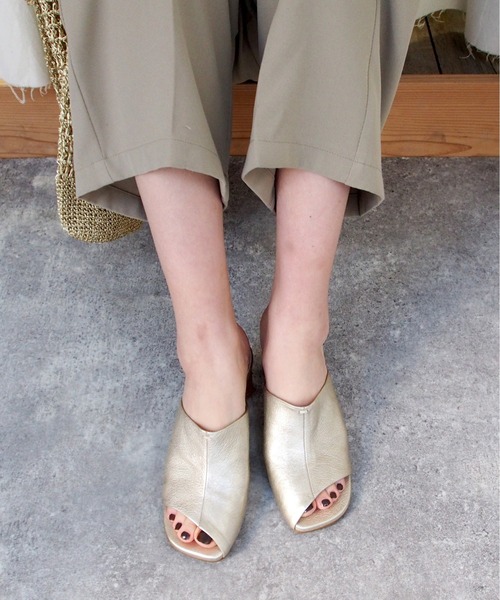 apres（アプレ）の「【撥水】ミュールサンダル　-8650387（サンダル・レディース・ブラック/プラチナム/グレイッシュベージュ・23.5cm/24.5cm/23.0cm/24.0cm/22.5cm）」の3枚目の写真