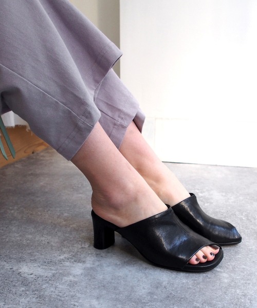 apres（アプレ）の「【撥水】ミュールサンダル　-8650387（サンダル・レディース・ブラック/プラチナム/グレイッシュベージュ・23.5cm/24.5cm/23.0cm/24.0cm/22.5cm）」の2枚目の写真