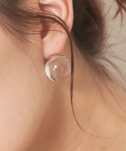 VANNIE U(ヴァニーユー)の「sphere pierce(ピアス(両耳用)・レディース・シルバー/ゴールド/クリア・FREE)」の3枚目の写真