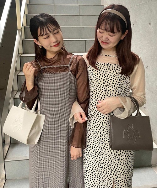 one after another NICE CLAUP（ワンアフターアナザーナイスクラップ）の「ロゴモチーフエンボスミニバック（ショルダーバッグ・レディース・ブラック/ピンク/アイボリー/モカ・FREE）」の9枚目の写真